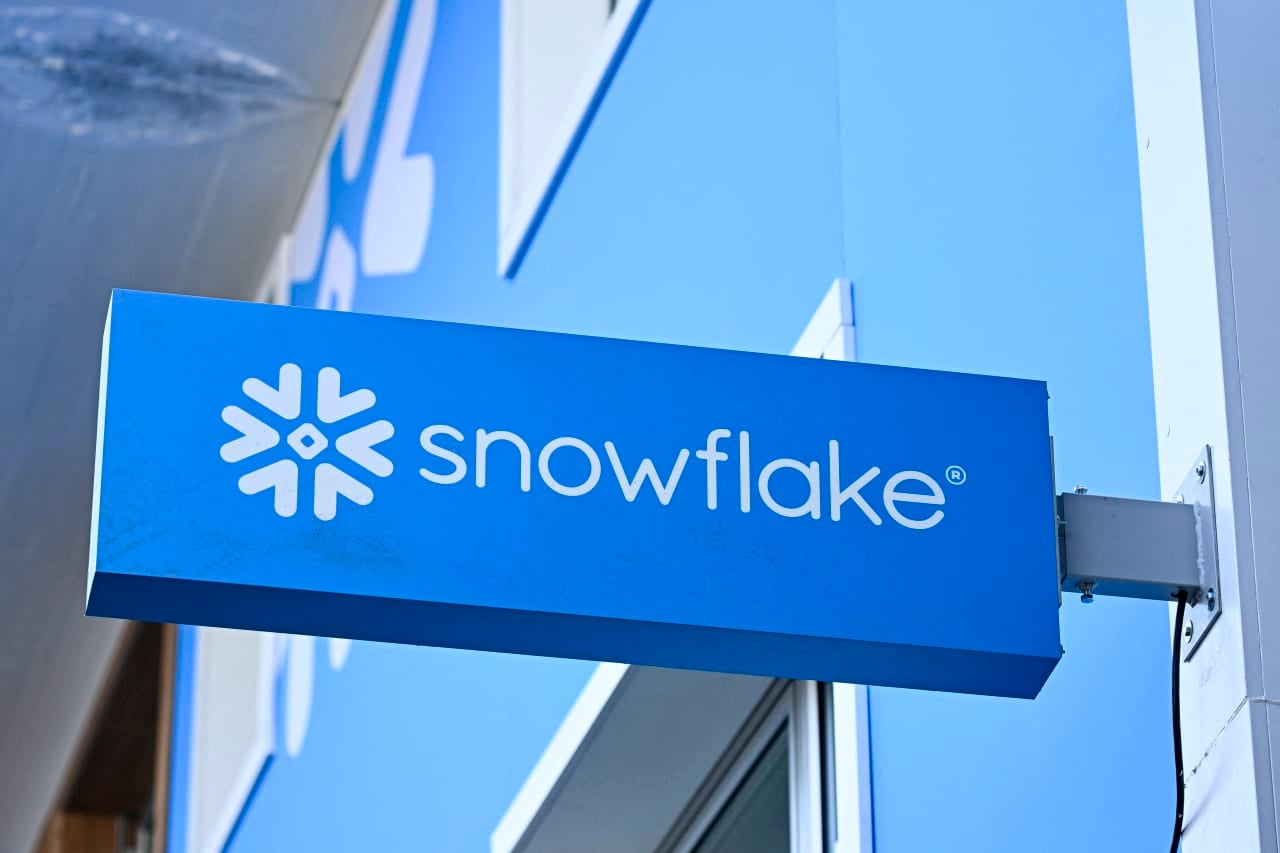 Snowflake beats on earnings, revenue and guidance as AI demand accelerates