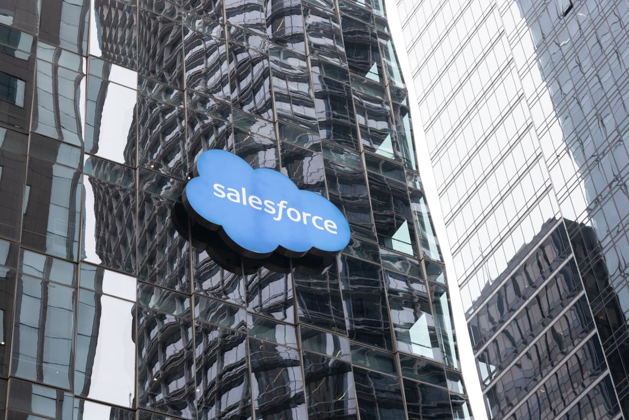 Salesforce revenue guidance disappoints, stoking AI disruption fears